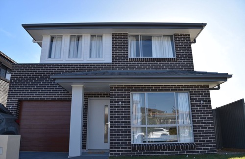 Leppington House | Elegant & Convenient New House at Leppington - 2 min Drive From Train Station!
