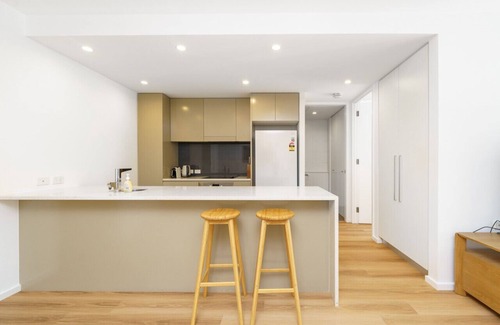 Kingston Apartment | Elegant & Cosy Haven in Lively Kingston Foreshore