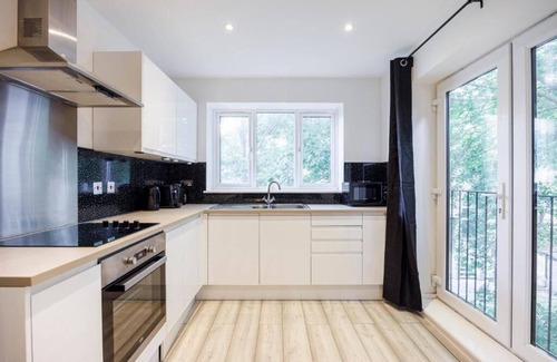 Southend-on-Sea Apartment | Elegant & Cozy 1BR City Centre Nr High Street by Luxiety Stays