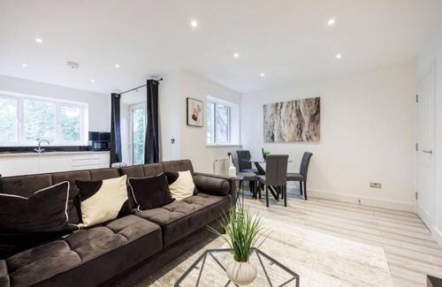 Southend-on-Sea Apartment | Elegant & Cozy 1BR City Centre Nr High Street by Luxiety Stays