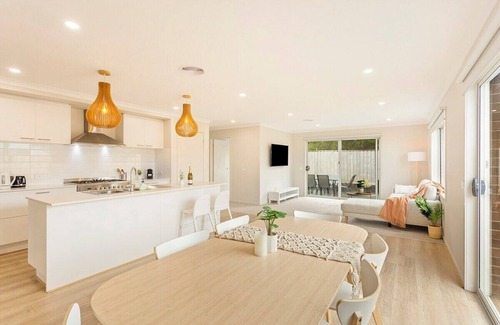 Cowes House | Elegant & Cozy Island Escape Near Downtown & Beach