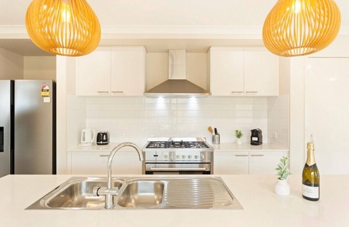 Cowes House | Elegant & Cozy Island Escape Near Downtown & Beach