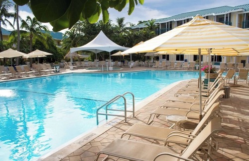 Captiva Hotel | Elegant Escape | Bay View Unit w/Balcony | Fam-Friendly | Free Parking | Pool