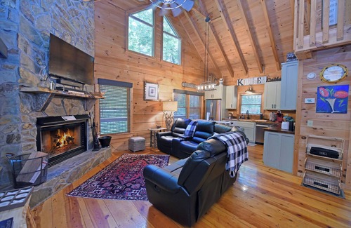 Cherry Log Cabin | Elegant Escape- Executive Log Cabin Rental- 3br/2ba- Firepit- Wifi