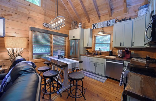 Cherry Log Cabin | Elegant Escape- Executive Log Cabin Rental- 3br/2ba- Firepit- Wifi