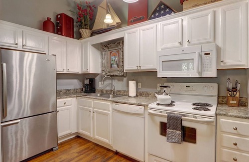 Historic Downtown Savannah Condo | Elegant Home Near Forsyth | Heated Pool Access