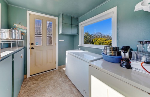 Barview House | Elegant home with WiFi deck, balcony & ocean/bay views - near beaches & parks