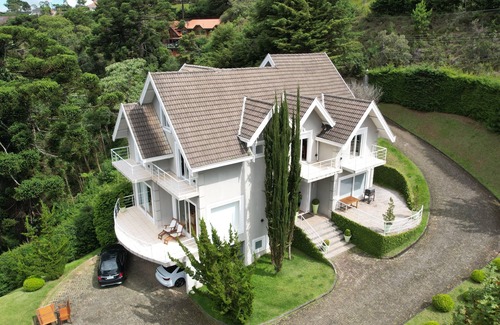 Campos do Jordao Cottage | Elegant house in mountain condominium