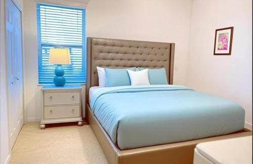 Loughman House | Elegant King or Queen Suite Rooms -Private Bath-5 Star Resort-Pool-SPA-Club-Disney-Water Park-WiFi-Smart TV