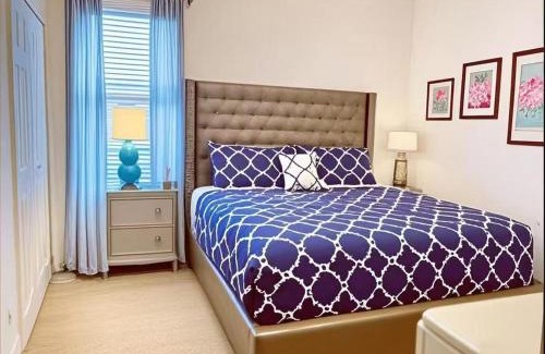 Loughman House | Elegant King or Queen Suite Rooms -Private Bath-5 Star Resort-Pool-SPA-Club-Disney-Water Park-WiFi-Smart TV