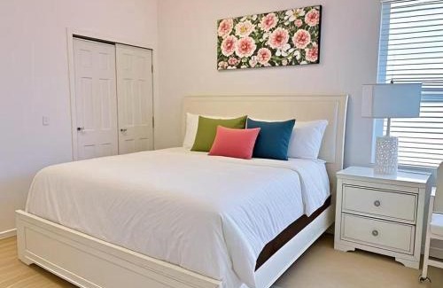 Loughman House | Elegant King or Queen Suite Rooms -Private Bath-5 Star Resort-Pool-SPA-Club-Disney-Water Park-WiFi-Smart TV