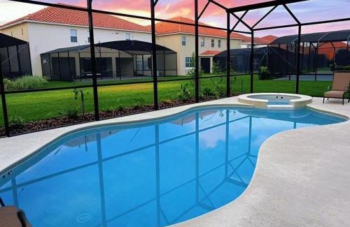 Loughman House | Elegant King or Queen Suite Rooms -Private Bath-5 Star Resort-Pool-SPA-Club-Disney-Water Park-WiFi-Smart TV