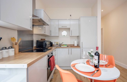 Stockcross Apartment | Elegant Luxury Flat, Converted Pub with Free Parking