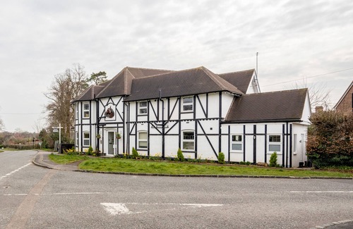 Stockcross Apartment | Elegant Luxury Flat, Converted Pub with Free Parking