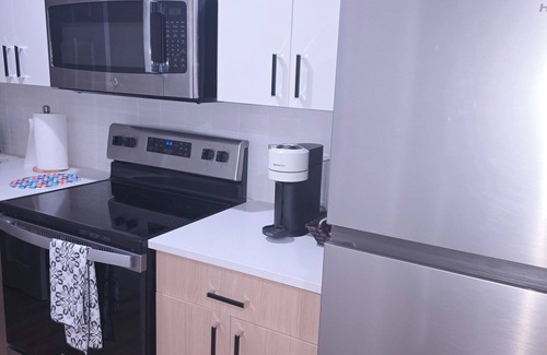 Regina House | Elegant Modern Suite with Free Parking near Parks, Malls & Transit