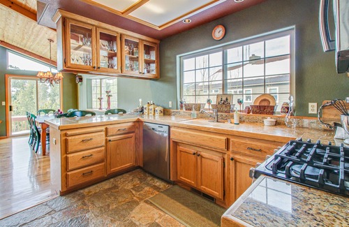 Truckee House | Elegant Mountain Retreat, Shared Hot Tub, Pool, & Resort Amenities - Near Beach