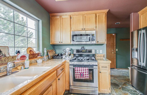 Truckee House | Elegant Mountain Retreat, Shared Hot Tub, Pool, & Resort Amenities - Near Beach