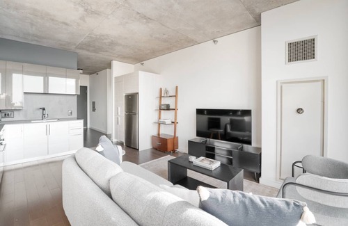 River North Apartment | Elegant Near North 1BR w/Doorman, W/D & Gym nr I-90, by Blueground