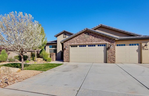 Hurricane House | Elegant Oasis Home in Hurricane with Private Pool & Hot Tub 30 day rental