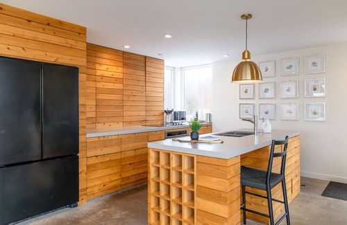Lismore House | Elegant Oceanfront Escape - hot Tub & Sauna - Private
