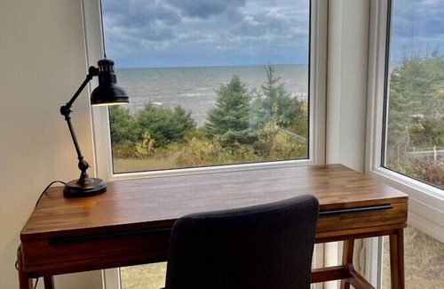 Lismore House | Elegant Oceanfront Escape - hot Tub & Sauna - Private