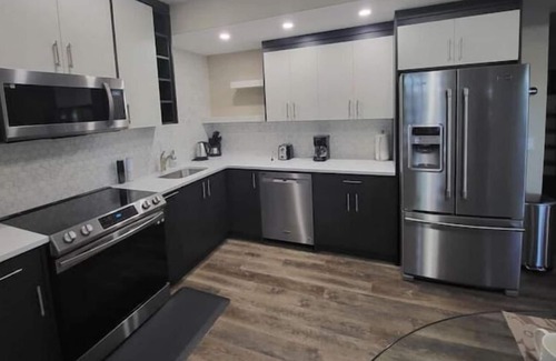 Sage Hill Apartment | Elegant & Spacious 2bdrm - Prime NW YYC Location, close to airport and mountains