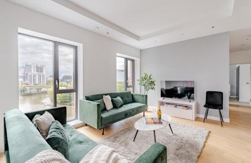 Docklands Apartment | Elegant & Spacious City Island Apt- Skyline View - WiFi - Netflix
