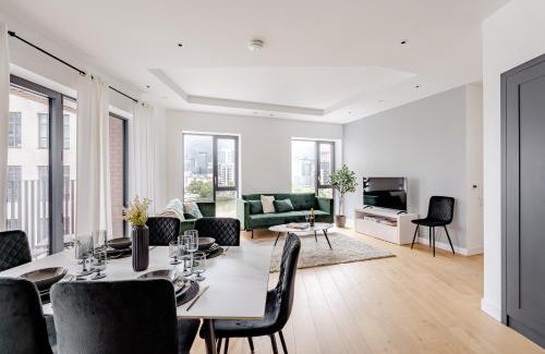 Docklands Apartment | Elegant & Spacious City Island Apt- Skyline View - WiFi - Netflix