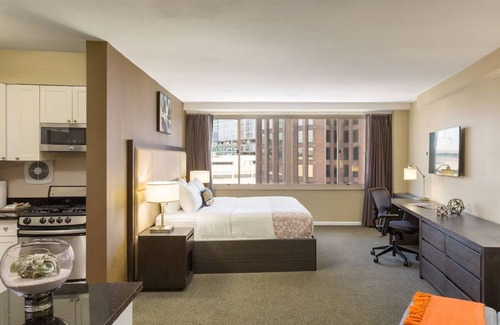 Parkway Museum District Hotel | Elegant Suite Perfect for Business Adventurers, Close to Franklin Institute