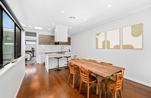 Coburg North House | Elegant Townhouse in Coburg North with parking