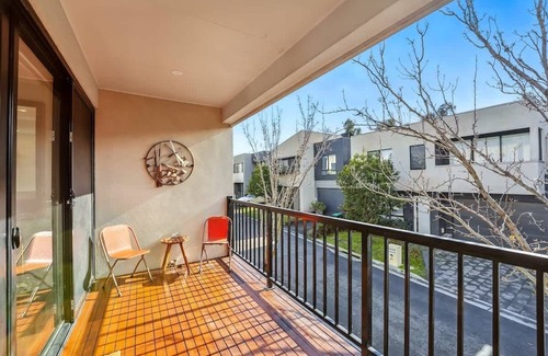 Coburg North House | Elegant Townhouse in Coburg North with parking