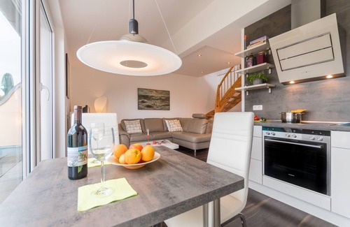 Juliusruh Apartment | Elegant vacation apartment with south-facing balcony, 100 m to the beach