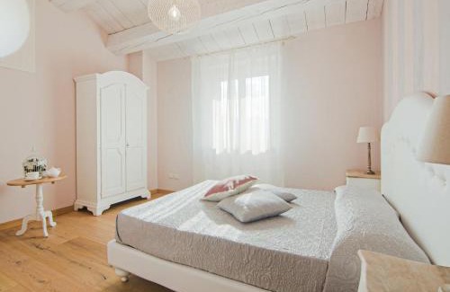 Acqualagna Villa | Elegant Villa with Garden