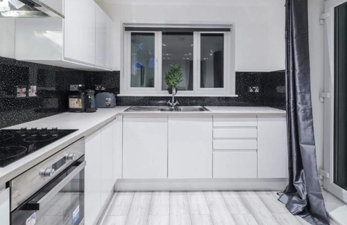 Southend-on-Sea Apartment | Elegant & Well-Lit 1BR City Centre Nr High St & Southend Beach by Luxiety Stays