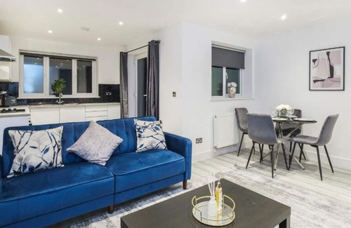 Southend-on-Sea Apartment | Elegant & Well-Lit 1BR City Centre Nr High St & Southend Beach by Luxiety Stays