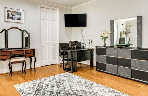 George Bush Park/Eldridge House | Elegant westside home with fenced yard, patio, chef's kitchen, washer/dryer & AC