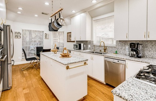 George Bush Park/Eldridge House | Elegant westside home with fenced yard, patio, chef's kitchen, washer/dryer & AC