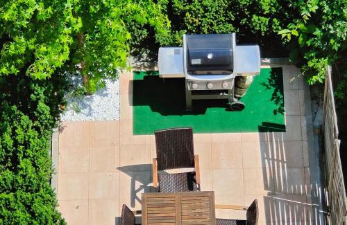 Sanderau Apartment | Eleonoras Ferienwohnung in Würzburg Stadt mit Terrasse und eigenen Parkplätzen vor der Tür, für große Gruppen bis zu 13 Personen geeignet