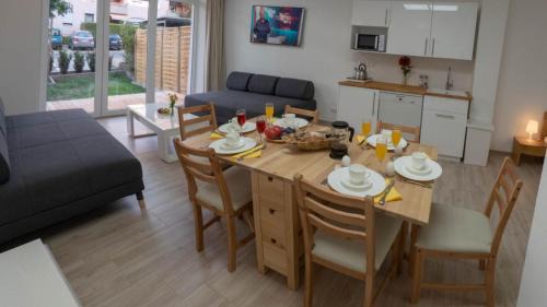 Sanderau Apartment | Eleonoras Ferienwohnung in Würzburg Stadt mit Terrasse und eigenen Parkplätzen vor der Tür, für große Gruppen bis zu 13 Personen geeignet