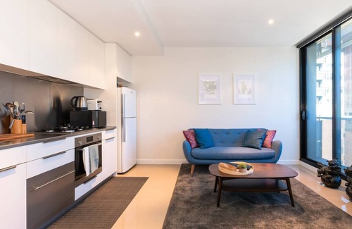 Melbourne Central Business District Apartment | Elevated Elegance in the Citys Chic Paris End