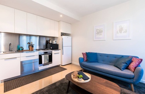 Melbourne Central Business District Apartment | Elevated Elegance in the Citys Chic Paris End