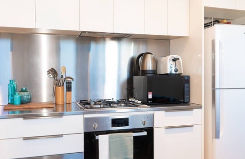 Melbourne Central Business District Apartment | Elevated Elegance in the Citys Chic Paris End
