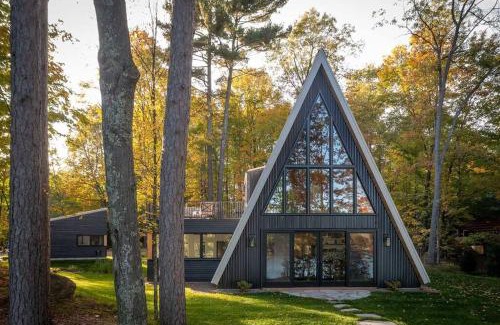 Oakwood House | Elevated Escape: A-Frame Serenity at Lake Noire