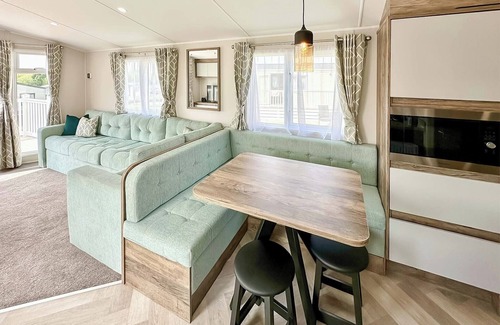 Cross Inn House | Elite 3 Bed with Decking