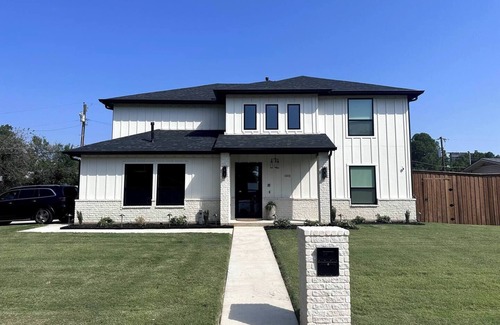 Arlington House | Elite Gameday Estate w/ Hot Tub | Steps from AT&T