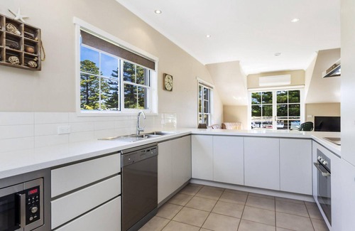 Port Fairy House | Elizas Townhouse - Just a stones throw to Port Fairy's town centre, and Moyne River at your doorstep