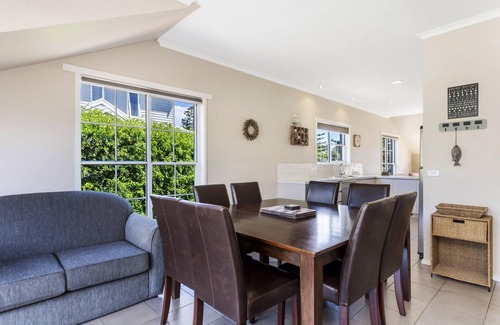 Port Fairy House | Elizas Townhouse - Just a stones throw to Port Fairy's town centre, and Moyne River at your doorstep
