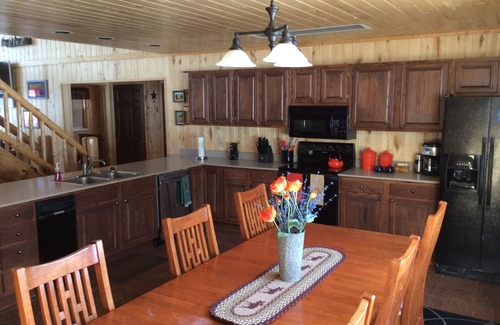 South Fork House | ELK RIVER HOUSE, Sleeps 15, Hot Tub, Garage, Pool Table, Wi-Fi, Sat TV