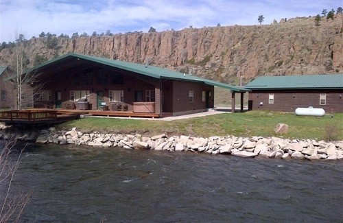 South Fork House | ELK RIVER HOUSE, Sleeps 15, Hot Tub, Garage, Pool Table, Wi-Fi, Sat TV