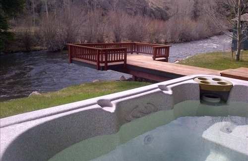 South Fork House | ELK RIVER HOUSE, Sleeps 15, Hot Tub, Garage, Pool Table, Wi-Fi, Sat TV
